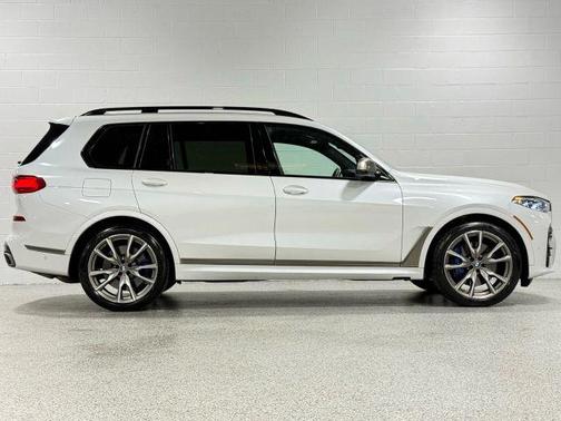 2022 BMW X7 M50i