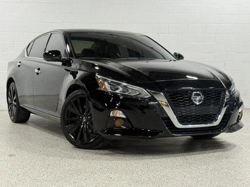Black 2020 Nissan Altima 2.5 Platinum