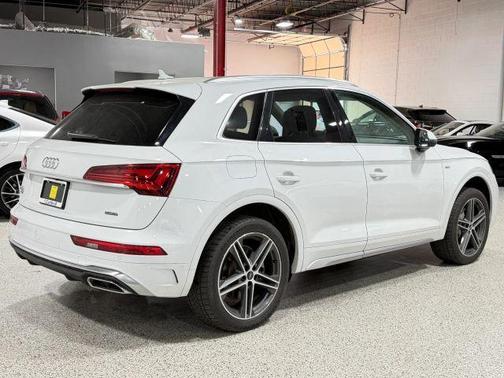 Glacier White Metallic 2022 Audi Q5 e 55 S line quattro Premium