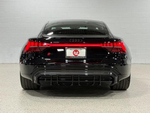 Mythos Black Metallic 2022 Audi RS e-tron GT Base