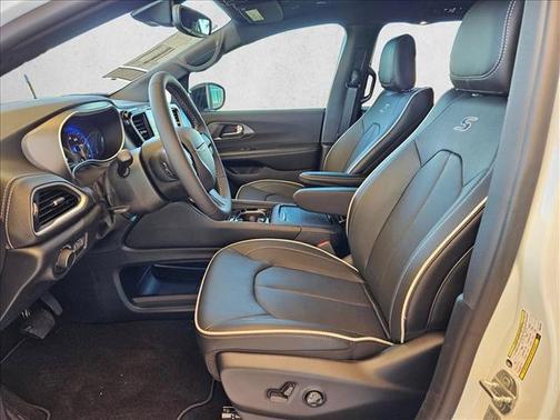 Bright White Clearcoat 2027 Chrysler Pacifica Limited