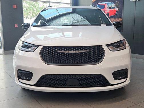 2025 Chrysler Pacifica L