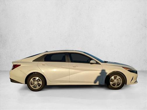 2022 Hyundai ELANTRA SE