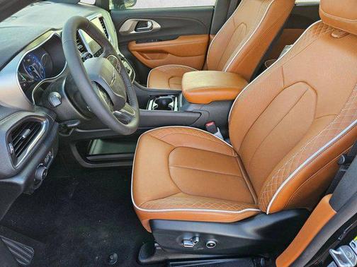 Diamond Black Crystal Pearlcoat 2026 Chrysler Pacifica L