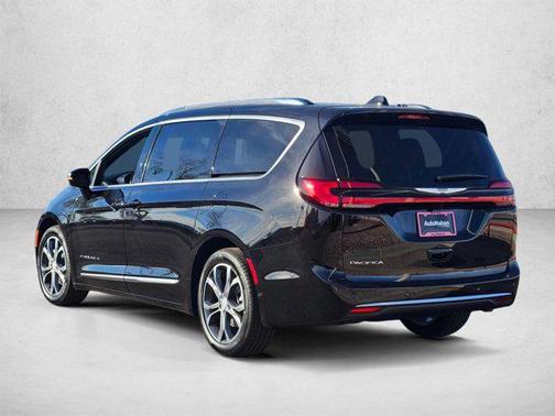 Diamond Black Crystal Pearlcoat 2026 Chrysler Pacifica L