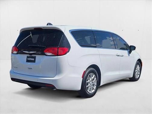2025 Chrysler Voyager LX