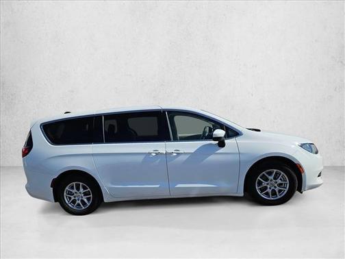 2022 Chrysler Voyager LX