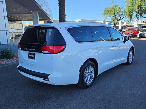 2022 Chrysler Voyager LX