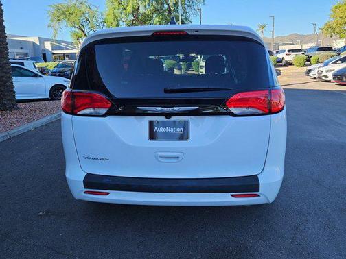 2022 Chrysler Voyager LX