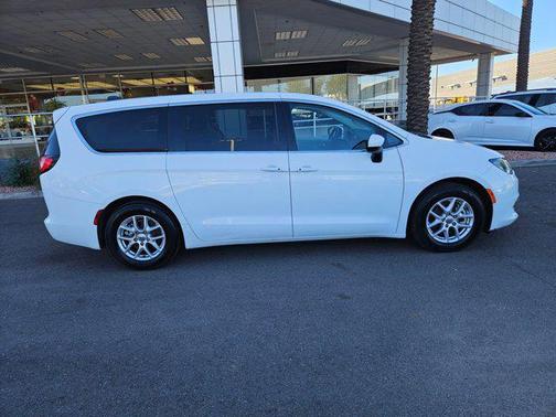2022 Chrysler Voyager LX