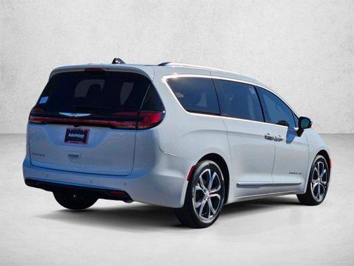 Bright White Clearcoat 2026 Chrysler Pacifica L
