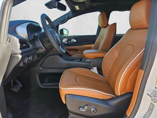 Bright White Clearcoat 2026 Chrysler Pacifica L