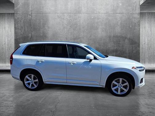 2022 Volvo XC90 T5 Momentum