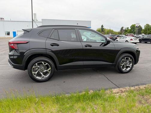 Mosaic Black Metallic 2026 Chevrolet Trax LT