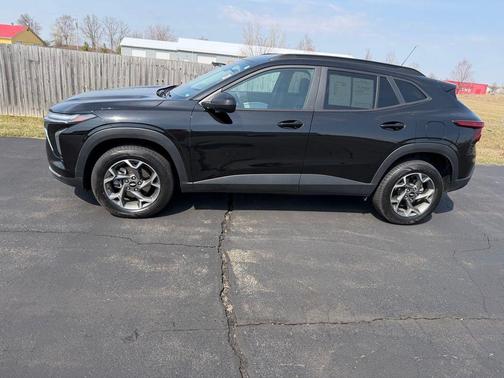 Mosaic Black Metallic 2025 Chevrolet Trax LT