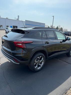 Mosaic Black Metallic 2025 Chevrolet Trax LT