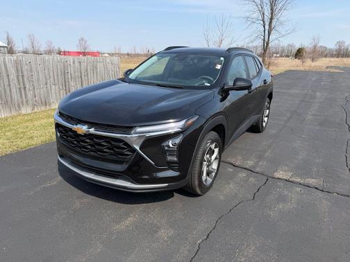 Mosaic Black Metallic 2025 Chevrolet Trax LT