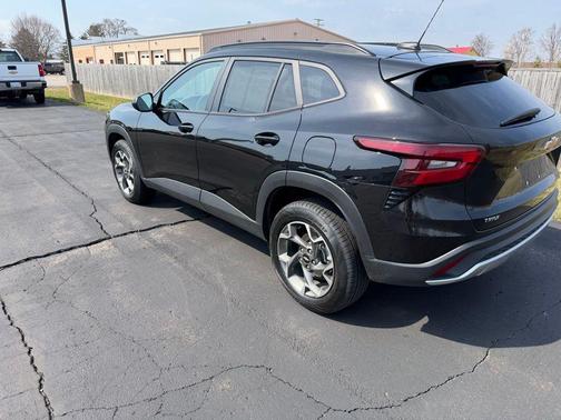 Mosaic Black Metallic 2025 Chevrolet Trax LT