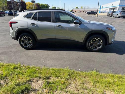 Sterling Gray Metallic 2025 Chevrolet Trax LT