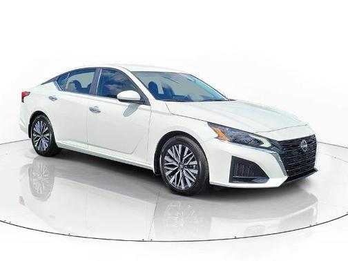 White 2023 Nissan Altima 2.5 SV