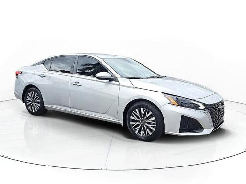 Brilliant Silver Metallic 2023 Nissan Altima 2.5 SV