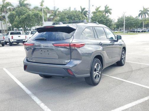 Magnetic Gray Metallic 2022 Toyota Highlander XLE