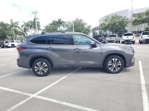 Magnetic Gray Metallic 2022 Toyota Highlander XLE