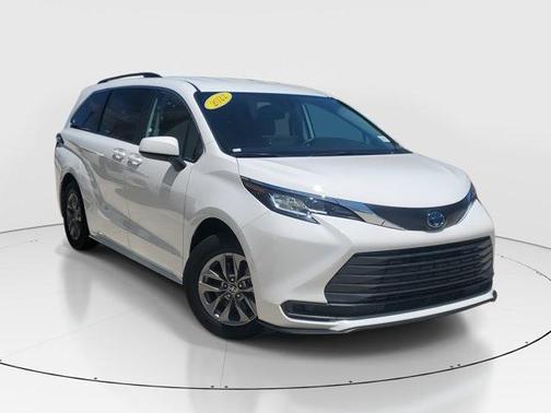 2022 Toyota Sienna LE