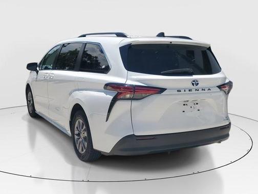 2022 Toyota Sienna LE