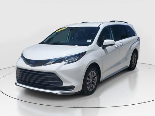 2022 Toyota Sienna LE
