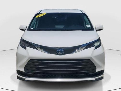 2022 Toyota Sienna LE