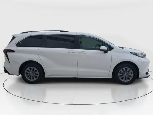 2022 Toyota Sienna LE