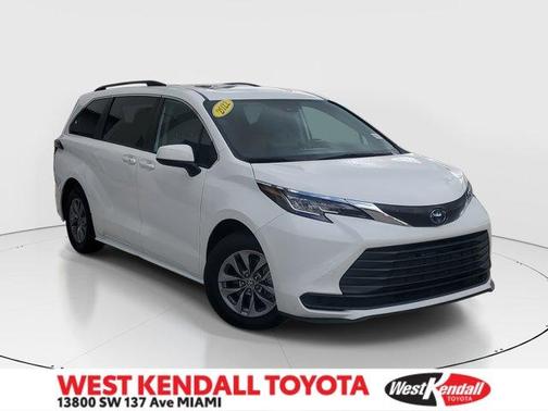 2022 Toyota Sienna LE
