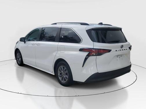 2022 Toyota Sienna LE