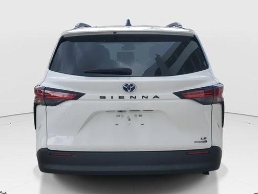 2022 Toyota Sienna LE