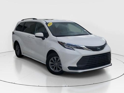 2022 Toyota Sienna LE