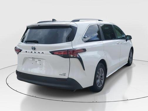 2022 Toyota Sienna LE