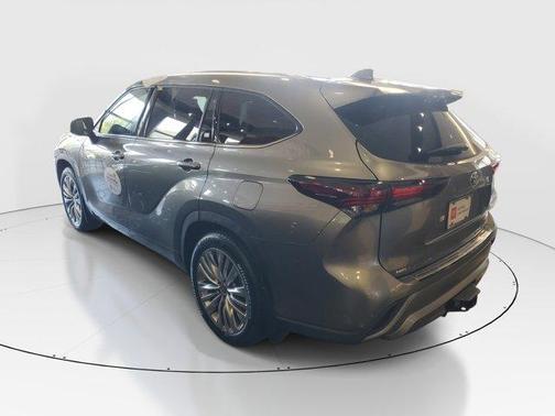 Magnetic Gray Metallic 2025 Toyota Highlander Platinum