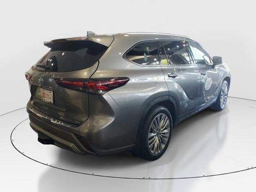 Magnetic Gray Metallic 2025 Toyota Highlander Platinum
