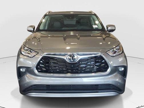 Magnetic Gray Metallic 2025 Toyota Highlander Platinum