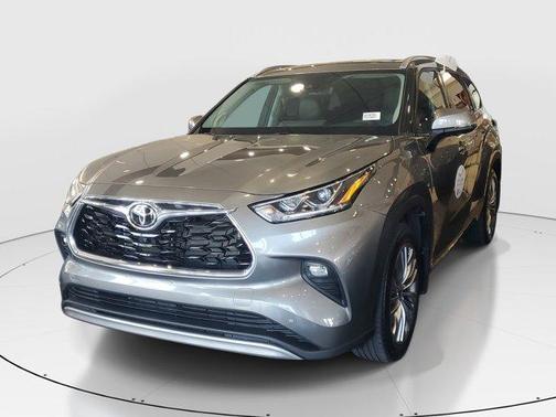 Magnetic Gray Metallic 2025 Toyota Highlander Platinum