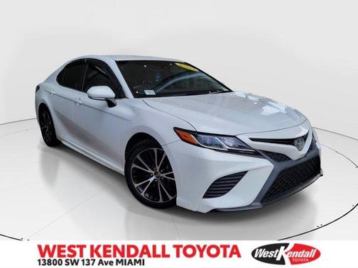 Super White 2018 Toyota Camry SE