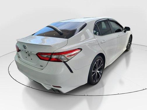 Super White 2018 Toyota Camry SE