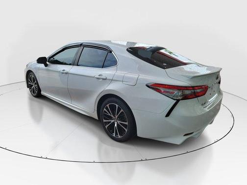 Super White 2018 Toyota Camry SE