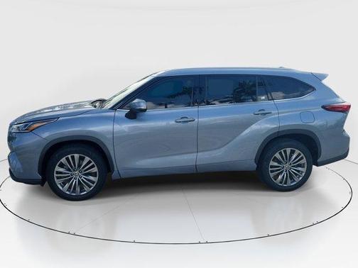 Moon Dust 2022 Toyota Highlander Platinum