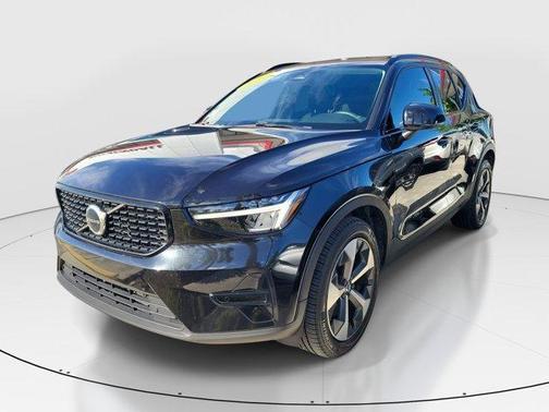 Onyx Black Metallic 2024 Volvo XC40 CORE THEME