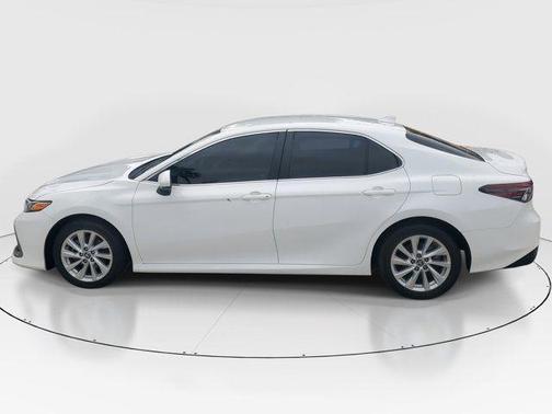 Ice 2023 Toyota Camry LE