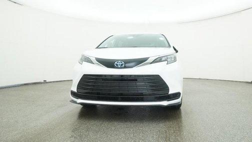 2025 Toyota Sienna LE