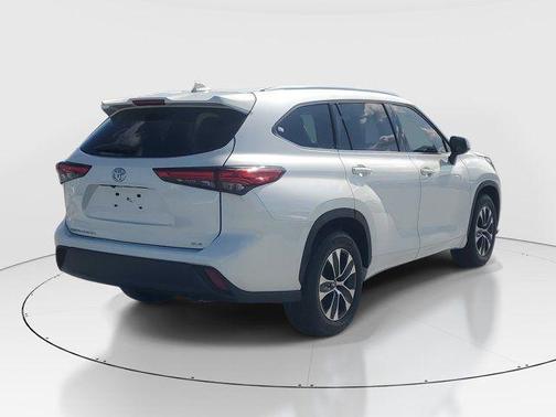Blizzard Pearl 2021 Toyota Highlander XLE