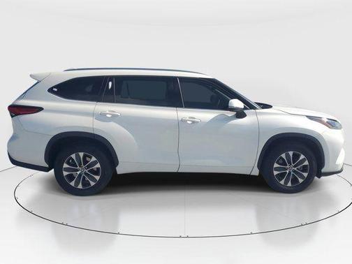 Blizzard Pearl 2021 Toyota Highlander XLE